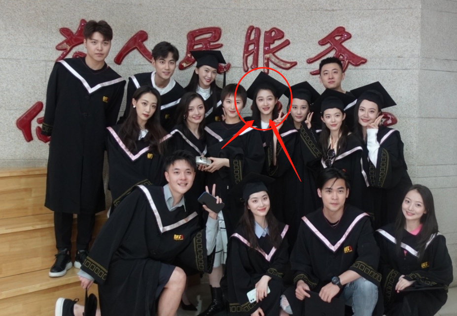 关晓彤回校拍毕业照,生图暴露了23岁的真实状态,这皮肤我看愣了