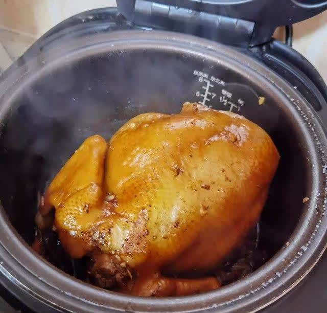 色香味俱全的电饭煲版酱油鸡是简单易做大菜