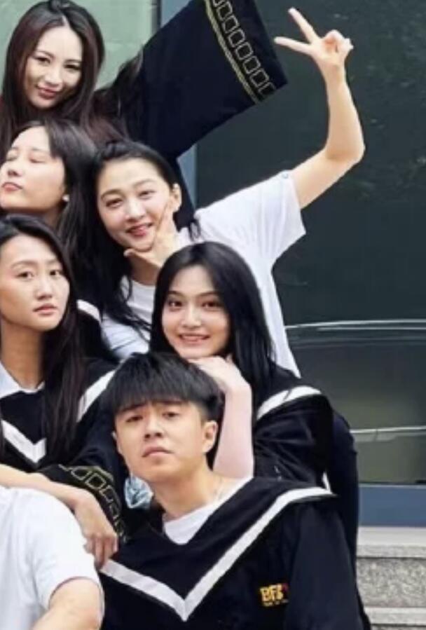 关晓彤高清毕业照站c位比剪刀手青春养眼周也不舍同学抹眼泪