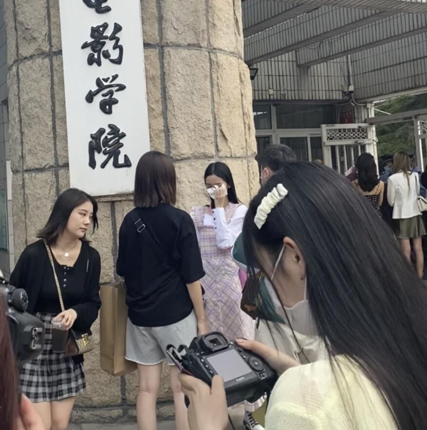 关晓彤高清毕业照站c位比剪刀手青春养眼周也不舍同学抹眼泪