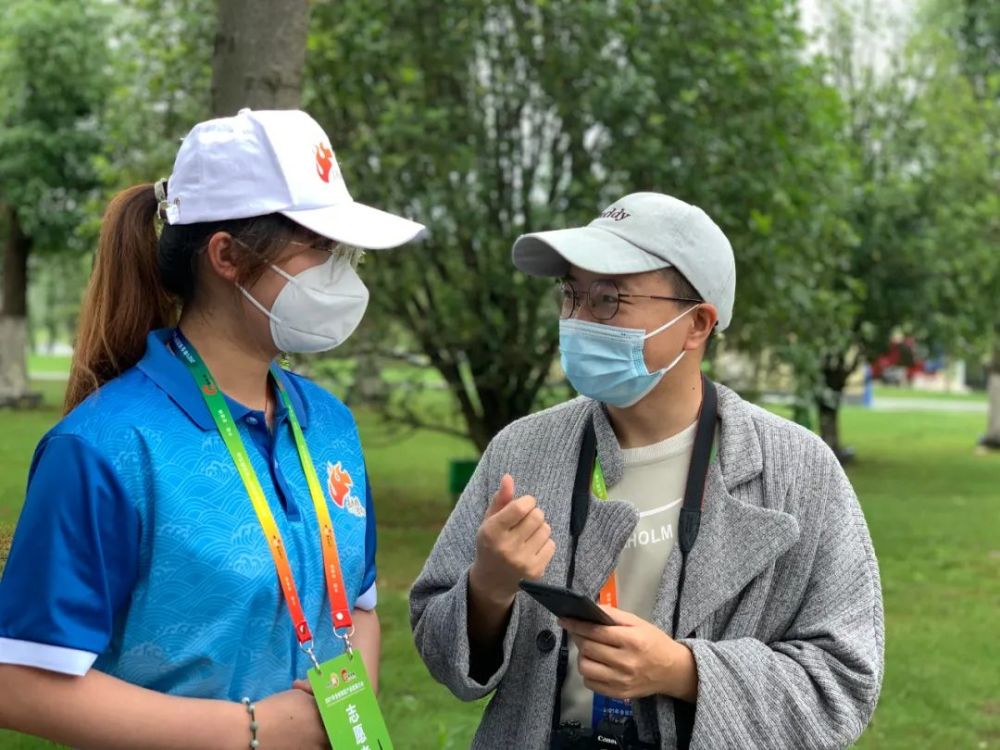 在智慧体验馆做引导服务的朱颖就是众多志愿者中的一位,她是江西陶瓷