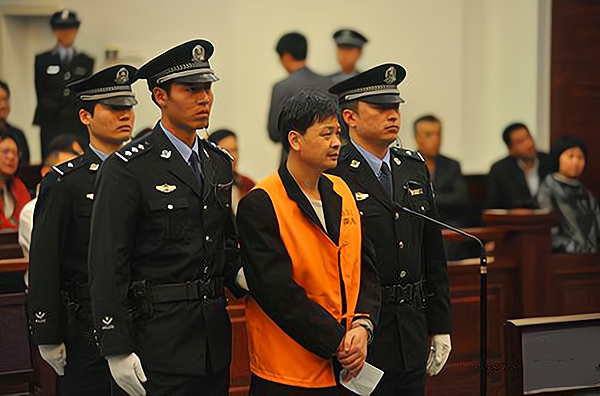 压倒郑民生的最后一根稻草可能是别人无意的一句,四十多岁还是个光棍