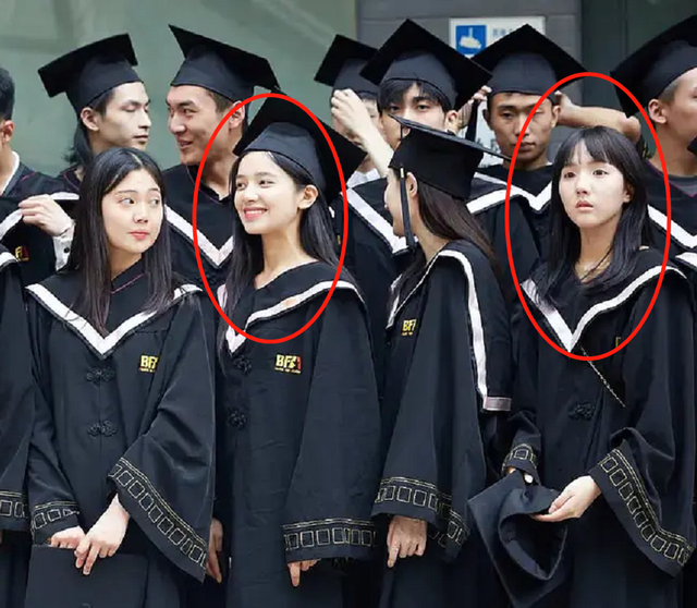 北电无滤镜毕业照曝光:关晓彤周也同框比美,王俊凯比同学嫩太多