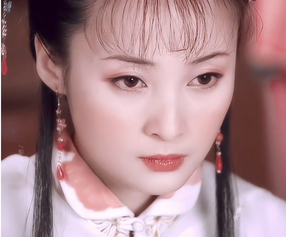 是古典美人的韵味;同在节目里的蒋勤勤在我的印象中一直是仙气飘飘的