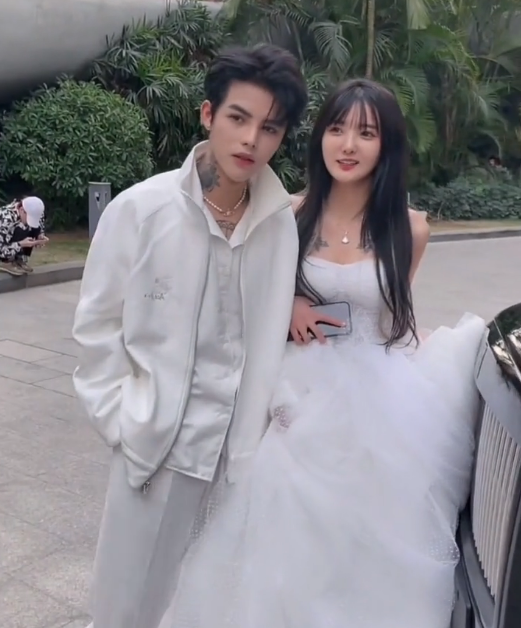 网曝殷世航19岁身价千万花650万买房送何婧婧两人曾打算结婚