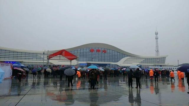 鄱阳县火车站的站房面积为6000平方米站场规模为2台5线