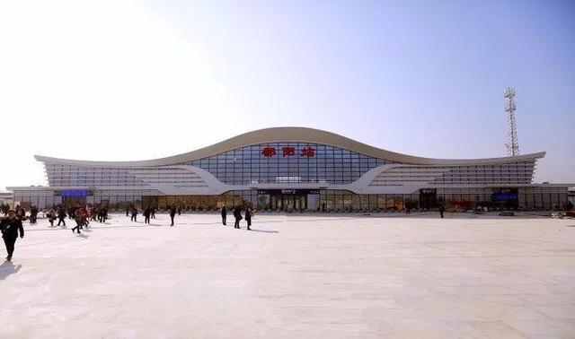 鄱阳县火车站的站房面积为6000平方米站场规模为2台5线
