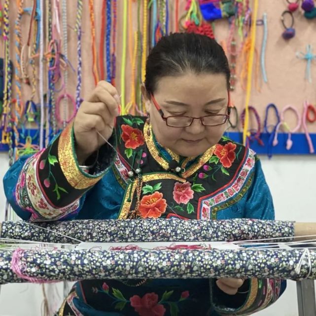 指尖巧艺夺天工娜仁图雅传承古老刺绣技艺