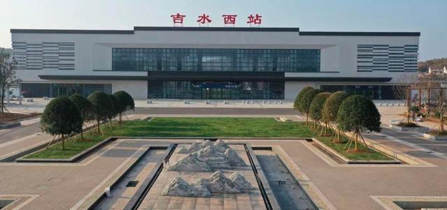吉水西站以黛青灰白为主色调寓意庐陵望郡文章华国