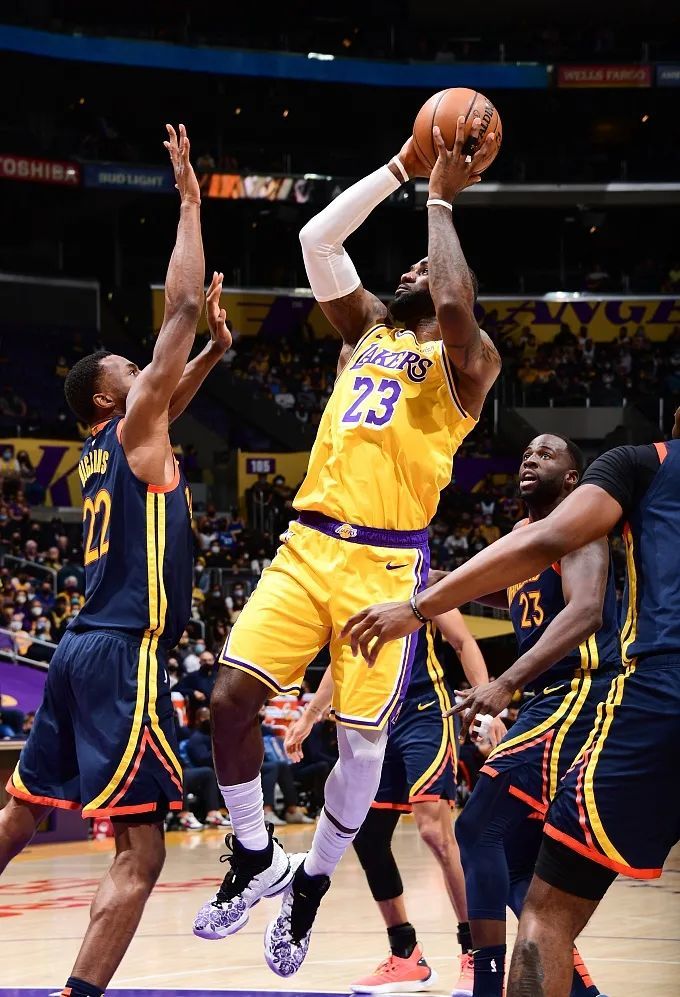 在詹姆斯投进绝杀三分之前勇士是怎么做到和湖人五五开的