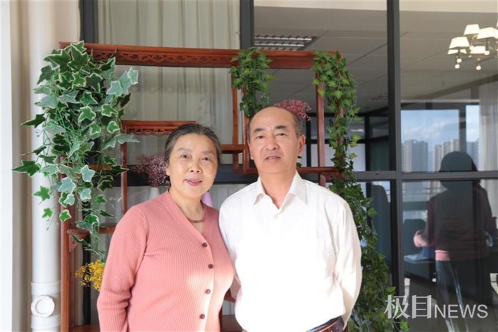 刘伟和周月梅合影