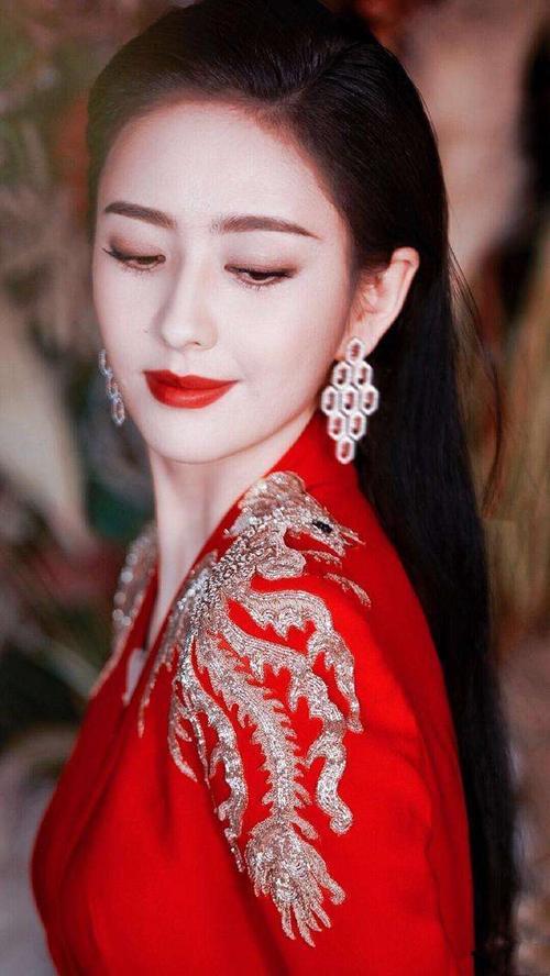 有种偏心遗传叫佟丽娅父母,妹妹美成当红明星,姐姐却像路人