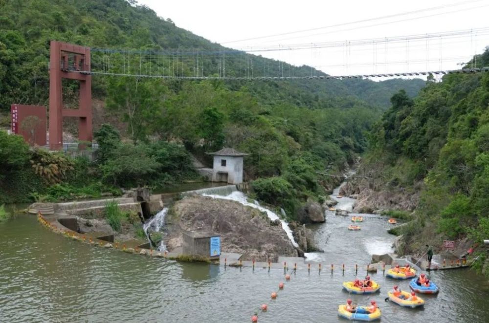 五指山紅峽谷文化旅遊區位於海南省五指山市南聖鎮,距離五指山市區12