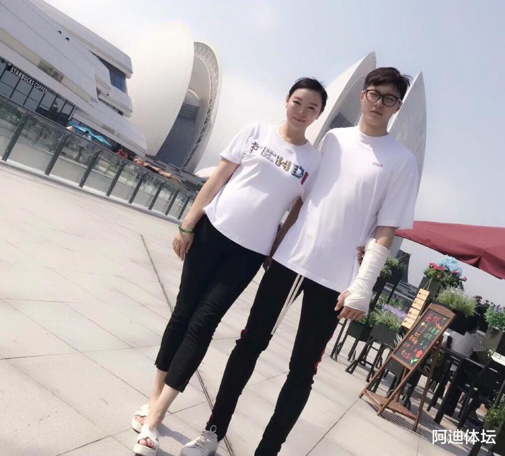 胡明轩高颜值妈妈太开朗,曝光儿子感情状况,说出家族遗传隐秘