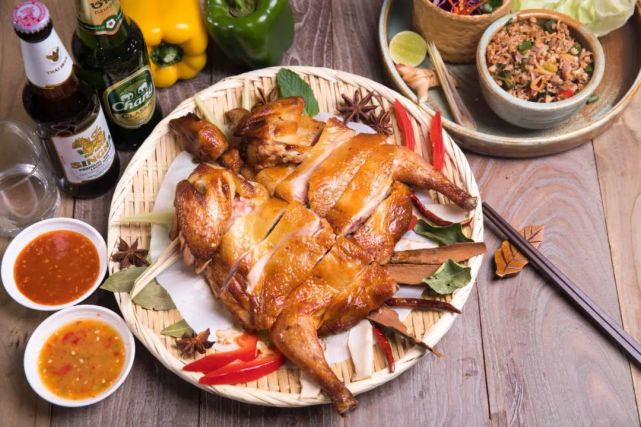 和一般的烤鸡相比它最特别之处就是那股草原香味儿拔开蒙古烤鸡的"小