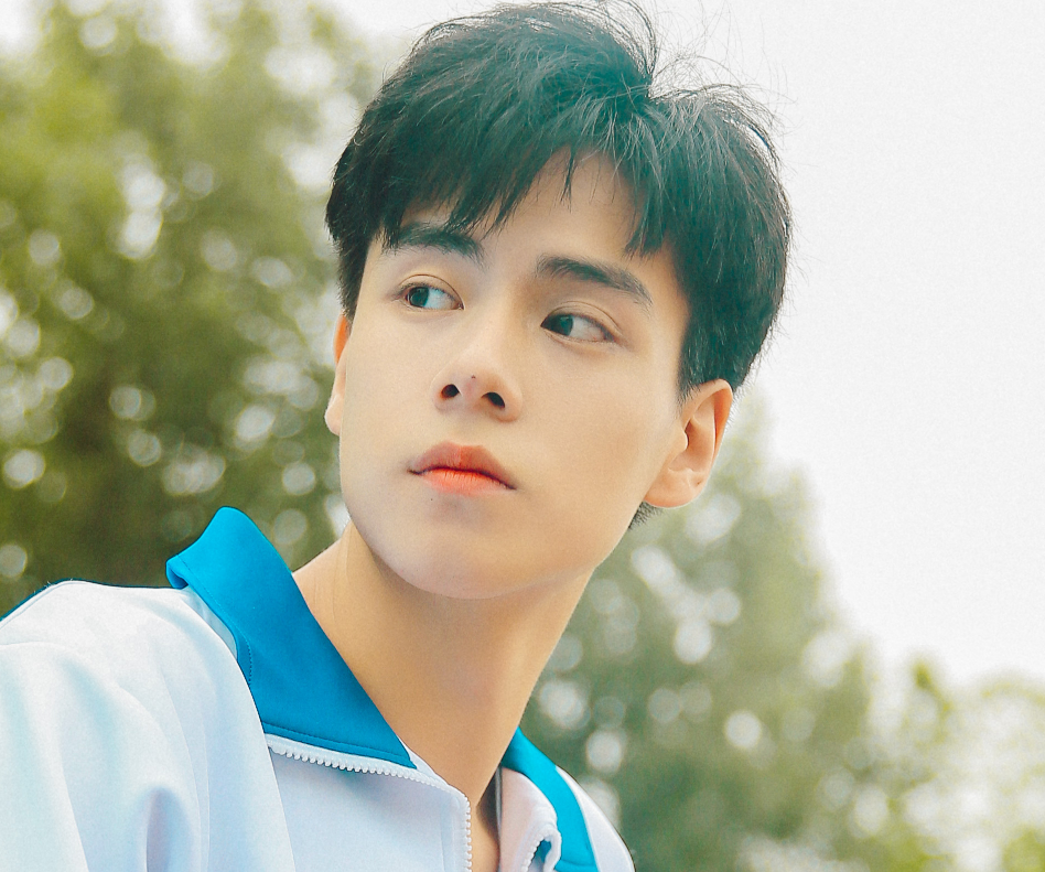 首先咱们先来看看胡一天五年前的照片,这个照片一看就有种"江辰"的既