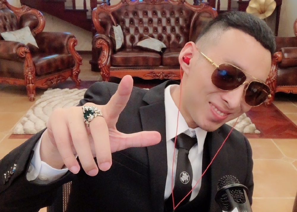 网红上官带刀卖罐头直播间4万人卖出16万单超越散打哥