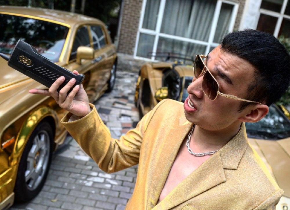 网红上官带刀卖罐头直播间4万人卖出16万单超越散打哥