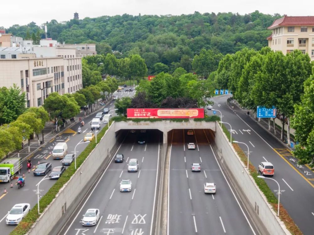 在玄武湖隧道,西安门隧道等全市户外电子屏上,滚动播放着来自南京发布