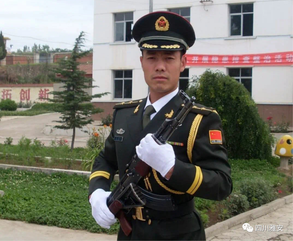 社区里的"洋营长":从军营到警营 初心不变为民服务