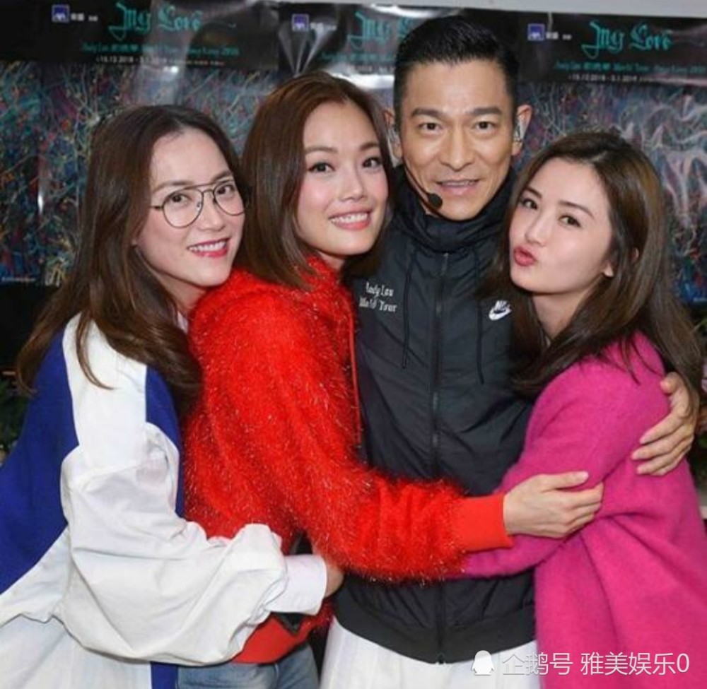 刘德华与女艺人合影为什么喜欢抓住她们的手呢?