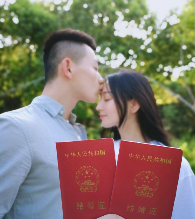 看到张馨予官宣结婚后,很多人纷纷感慨,原来缘分竟然如此奇妙.