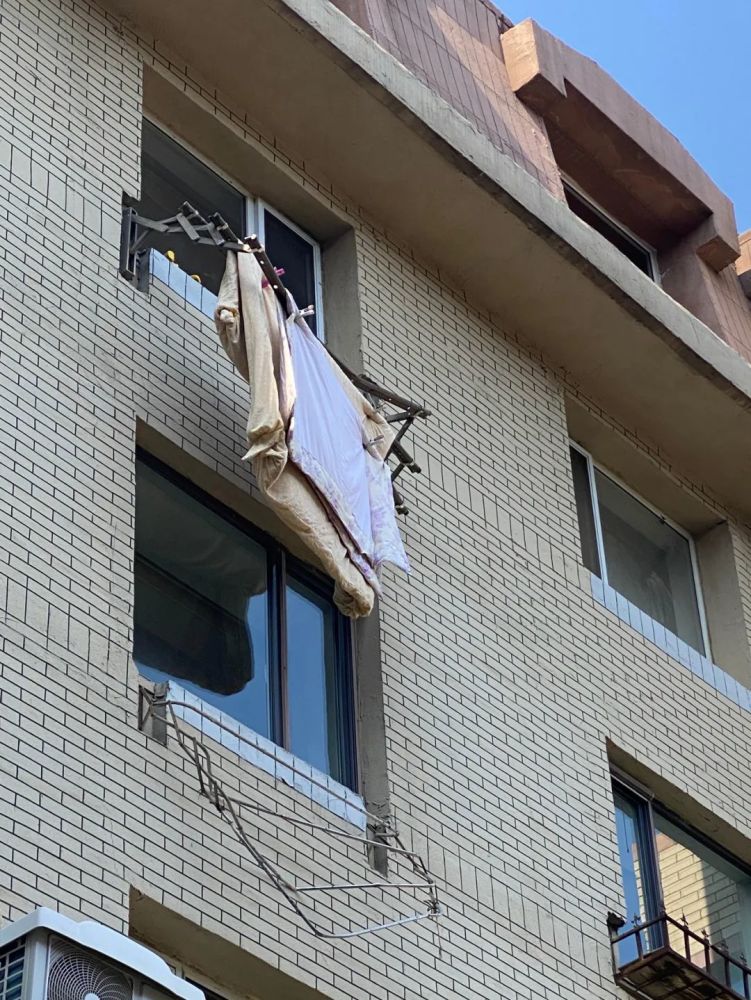大连突发清晨女子晾晒被褥坠下五楼