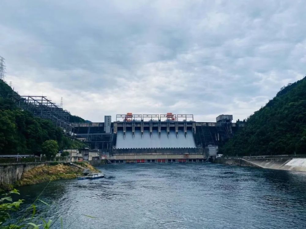 富春江水库今天下午开启12孔泄洪!梅雨啥时候来?不远了…_腾讯新闻