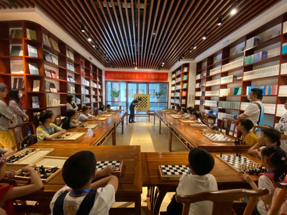 在讲解员带领下参观中国围棋博物馆,棋类图书馆以及国家队训练场;两位