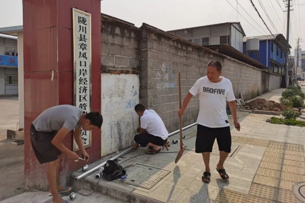 如今走进陇川县拉影经济开发区居民,企业屋顶上都架起了装着大水箱的