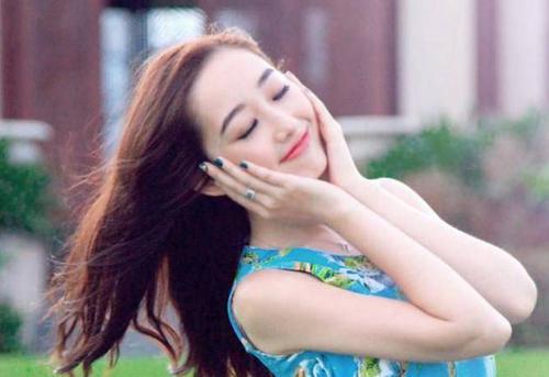 蒋梦婕毕业于北京舞蹈学院芭蕾舞专业,中国内地女演员.