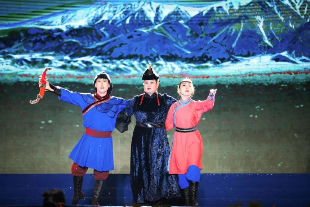 19中国旅游日"活动之际,乌兰牧骑演员带来了舞台剧《边关情缘》的首演