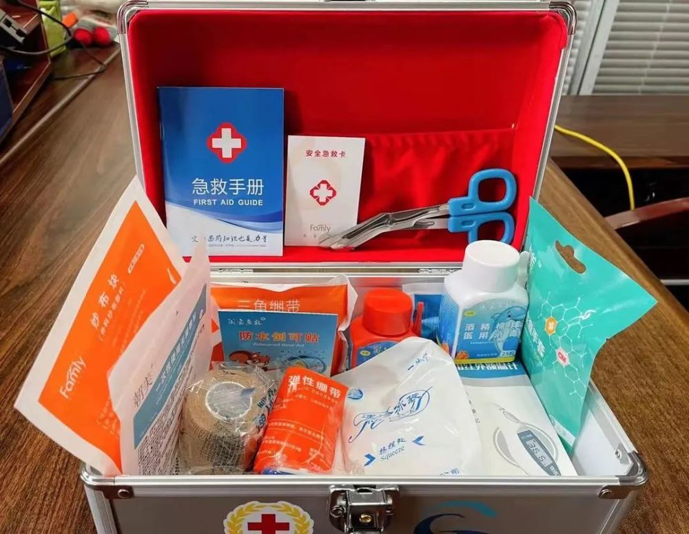 八部门印发指导意见推动配备交通医疗急救箱!