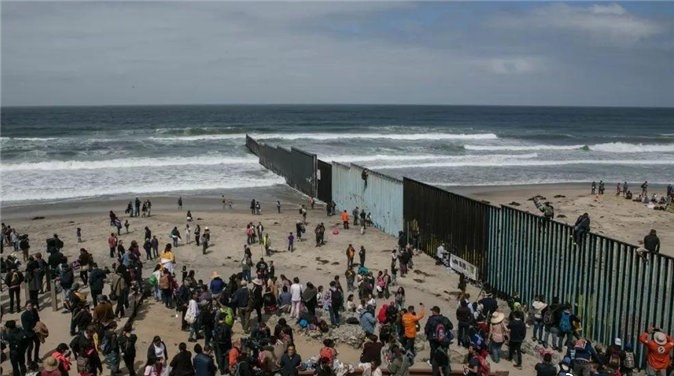 印度大量难民涌入美国边境,印度变异病毒在美国扩散.