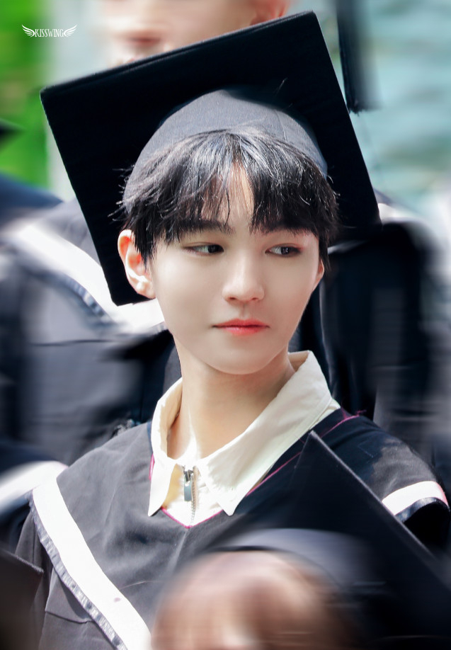 王俊凯回北电拍毕业照穿学士服仪式感满满同框女生颜值都好高