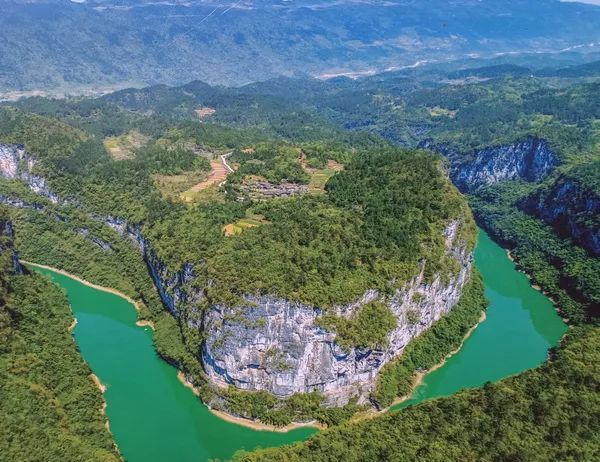 国家4a级旅游景区神龟峡,地处阿蓬江下游,自黔江阿蓬江镇至酉阳大河口