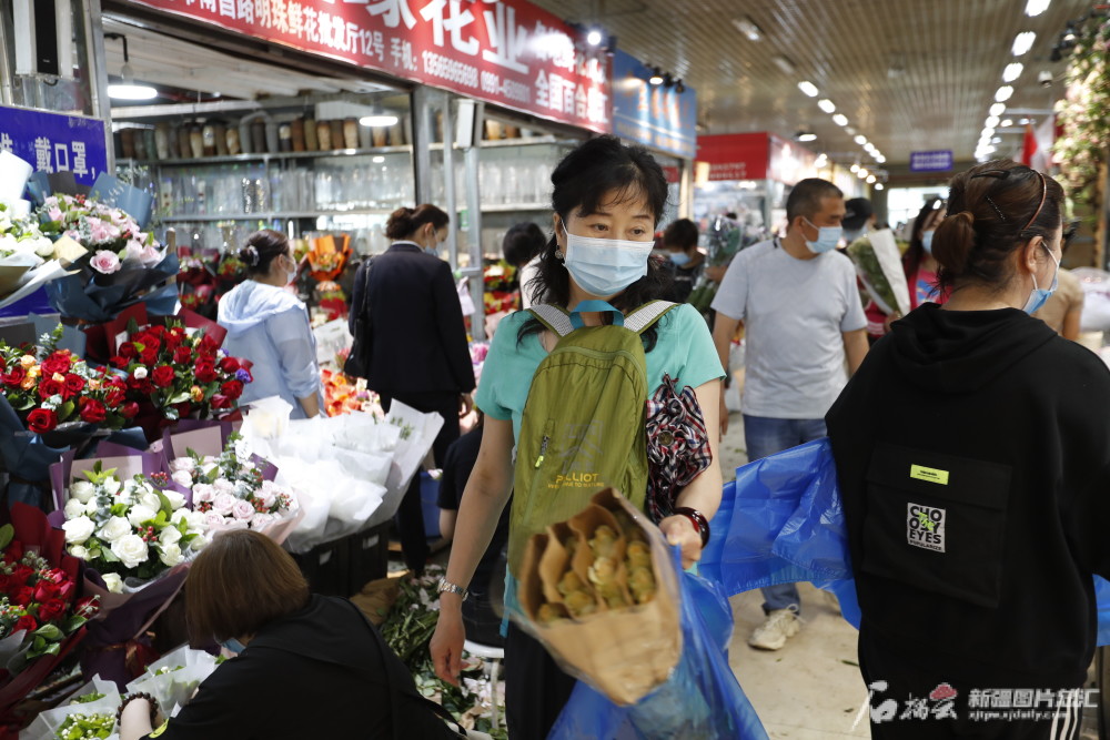 5表白日 乌鲁木齐花市玫瑰热销 腾讯新闻