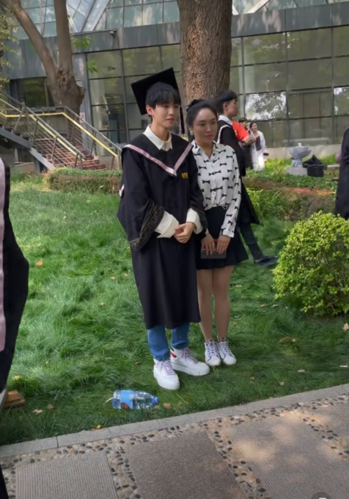 王俊凯大学四年交到两个好朋友,一是舍友郝富申,另一个人经常被小凯