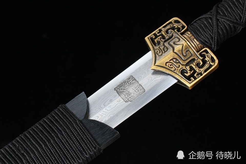 在独孤求败的"剑冢"里,杨过最终为何选择了玄铁重剑?