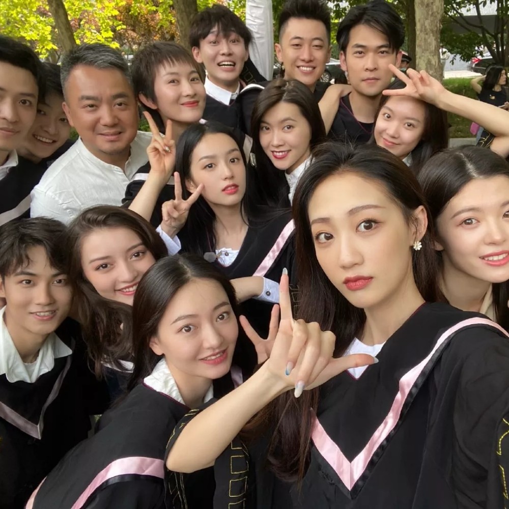 北电毕业照刷屏孩子有明星梦你会支持孩子考北京电影学院吗