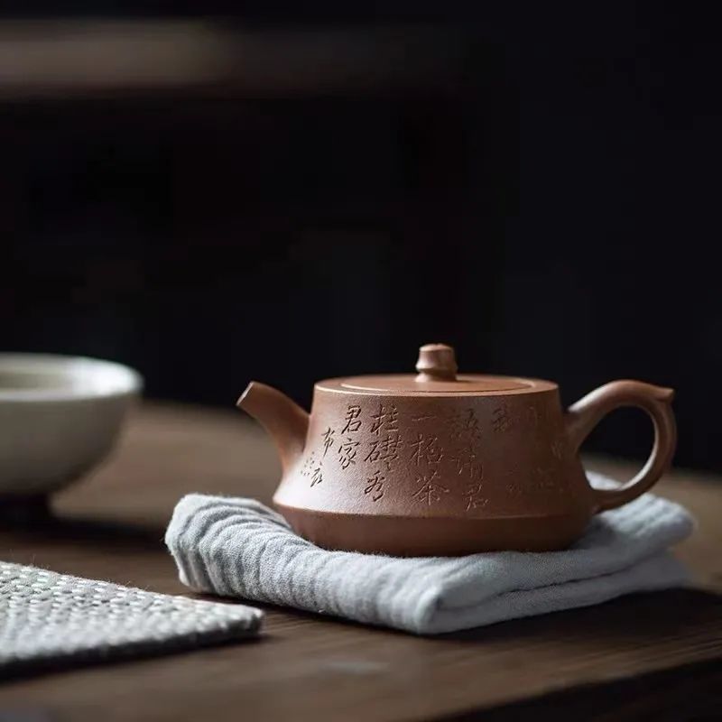 【名称】曼生柱础壶 【泥料】原矿老段泥 【容量】160cc  14孔出水