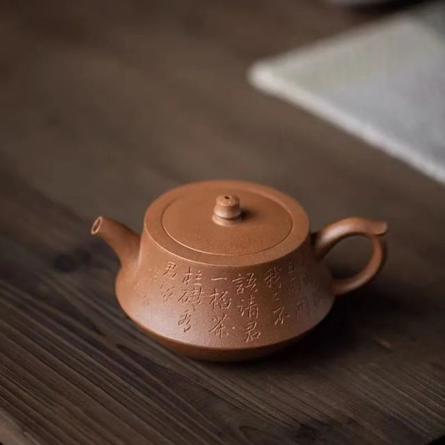 【名称】曼生柱础壶 【泥料】原矿老段泥 【容量】160cc  14孔出水