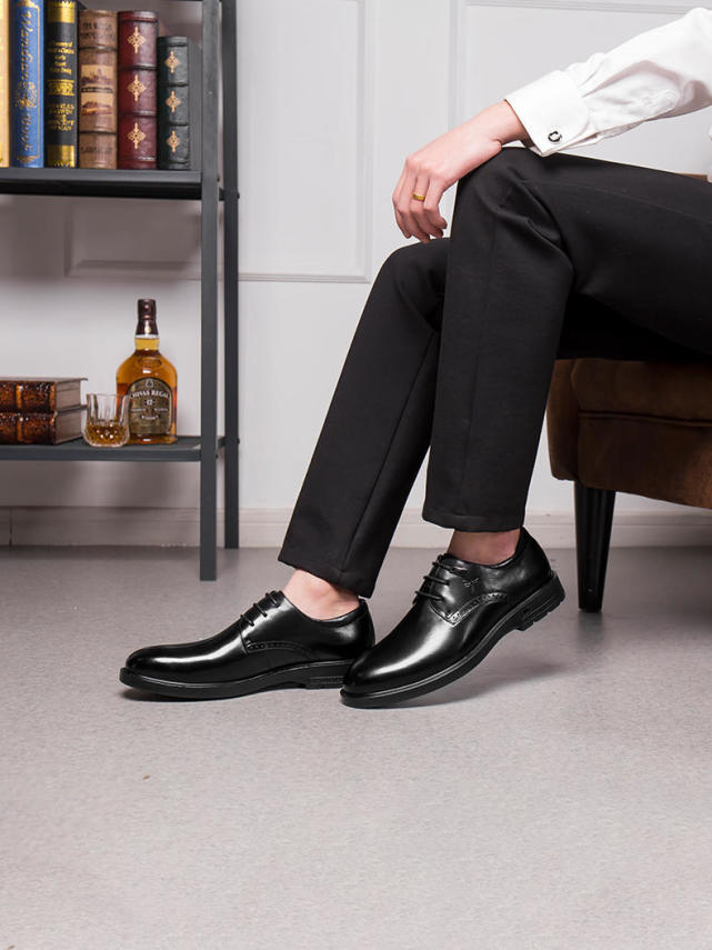 1,经常出入办公室的男士,基本上都是以西装为主,但是西装搭配什么皮鞋