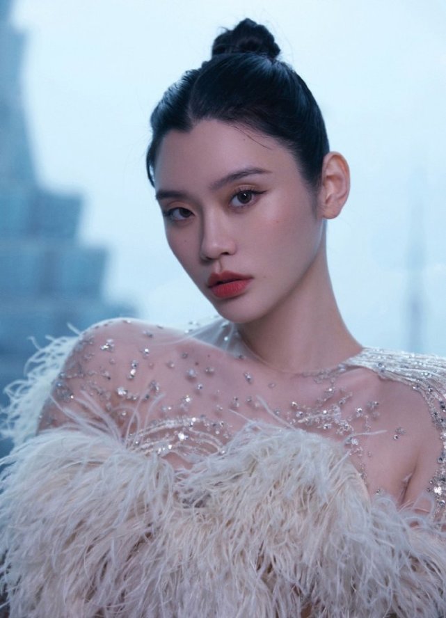 奚梦瑶挺孕肚出席活动着水钻薄纱裙好身材尽显完全看不出孕相