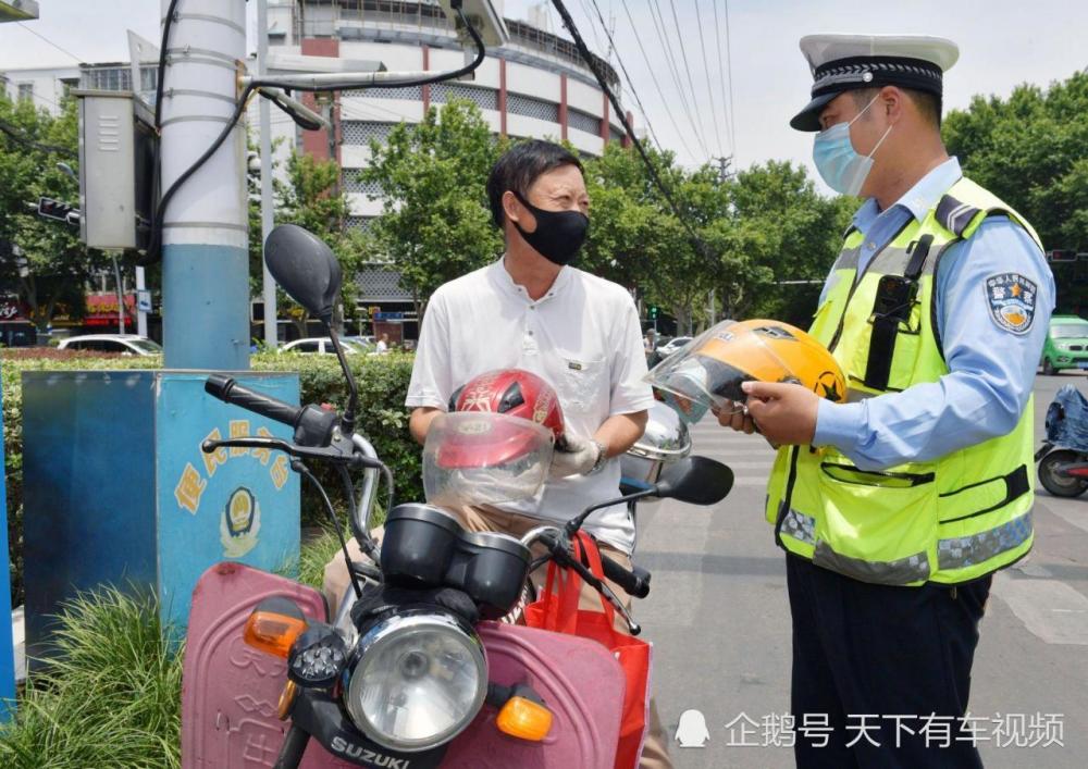 不过我们在骑电动车的时候因为没有带头盔被罚款是很常见的事情,不过