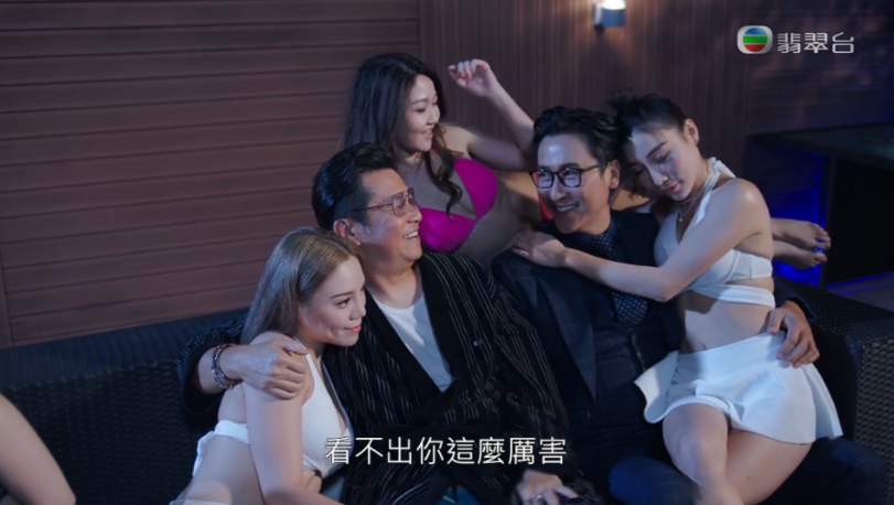 《伙记办大事》大结局中,常笑(陈滢饰)向戴政君(马德钟饰)坦白自己是