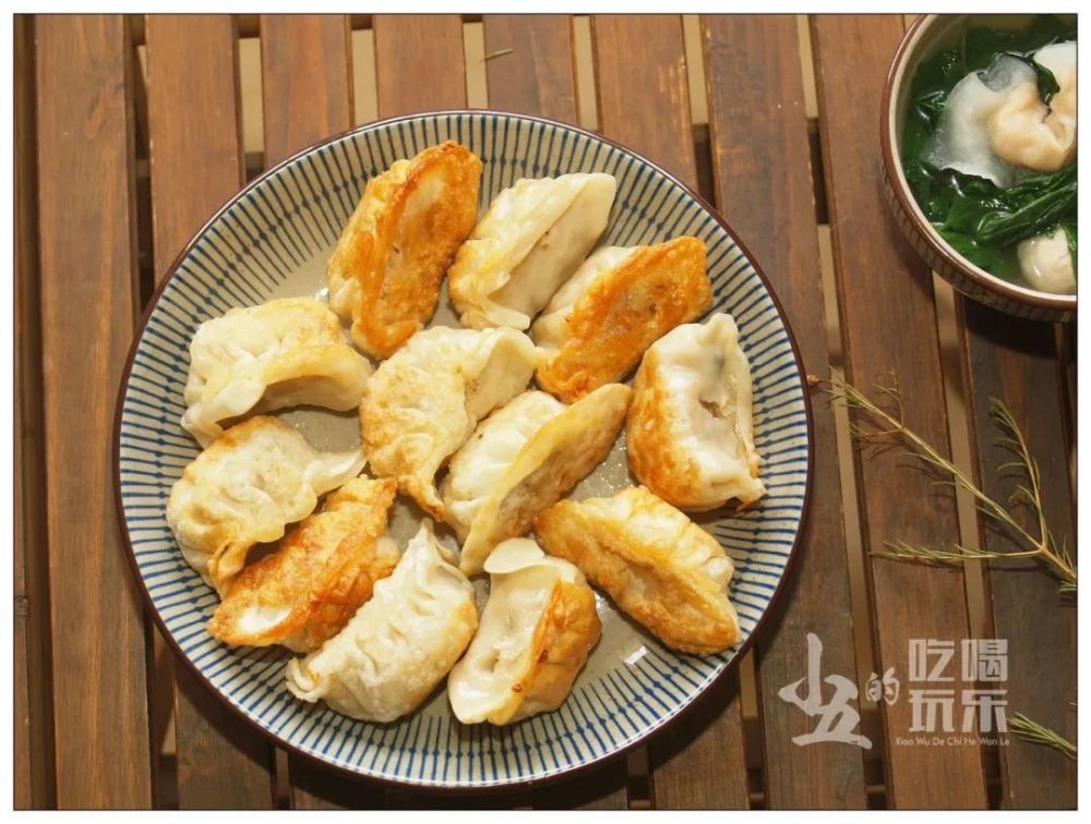 两个人的午餐,煎笋饺与珍珠花菜汤,简单味美,营养搭配也均衡