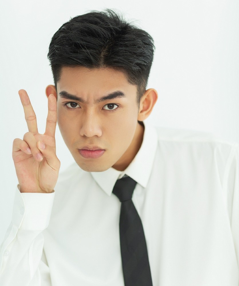 网红张国政宣布恋情闹乌龙神秘女友大量美照曝光气质优雅绯闻女友迅猛