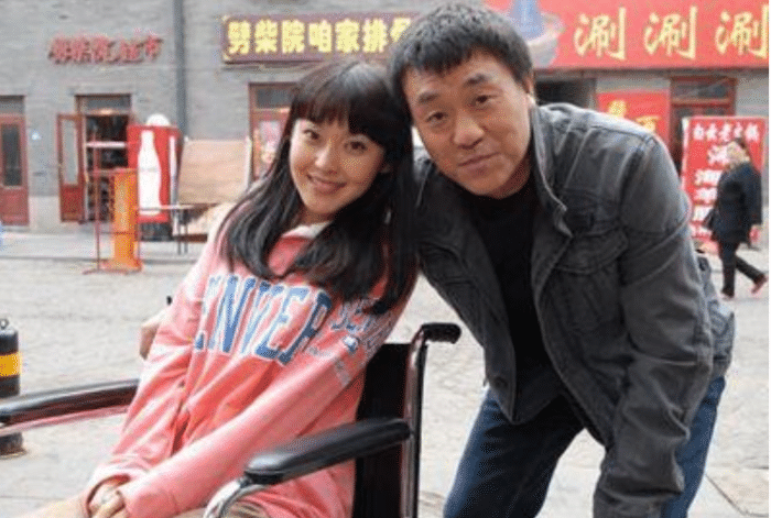 何冰直接买了好几袋子给老婆穿,结婚时没买的三金,何冰直接买了两套