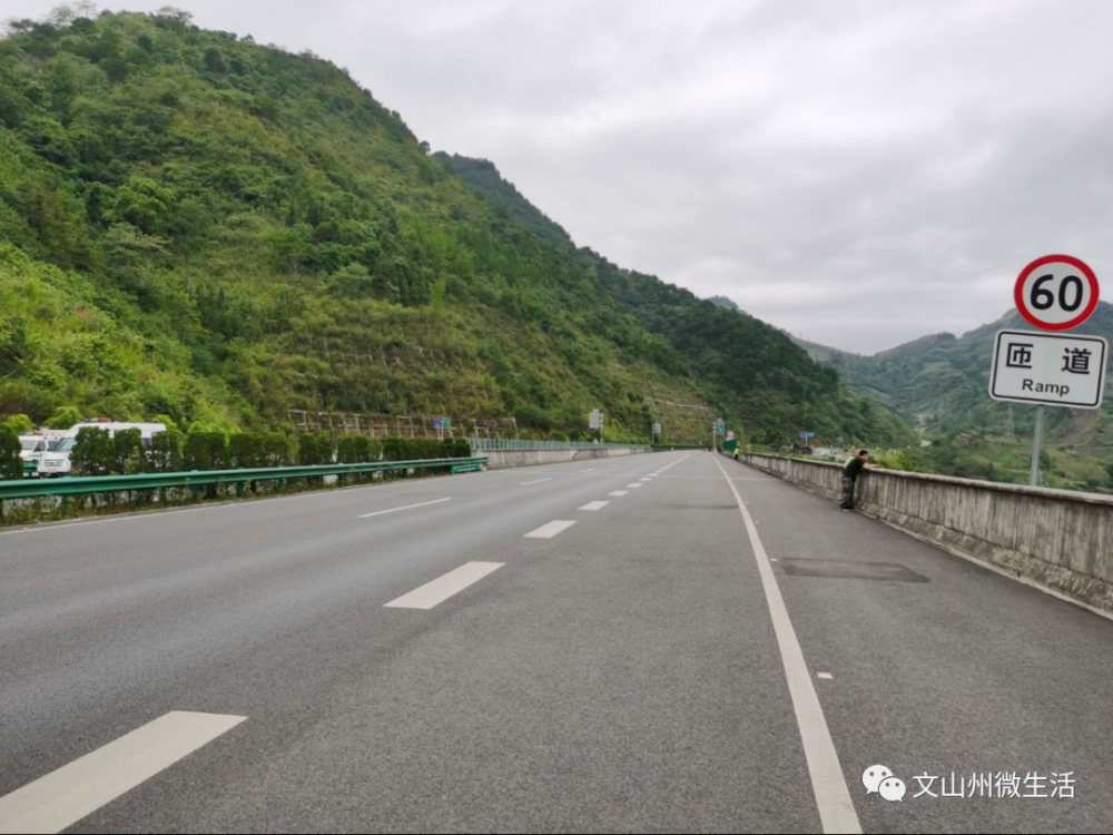 文山州这段高速路交通事故全封闭附绕行方式